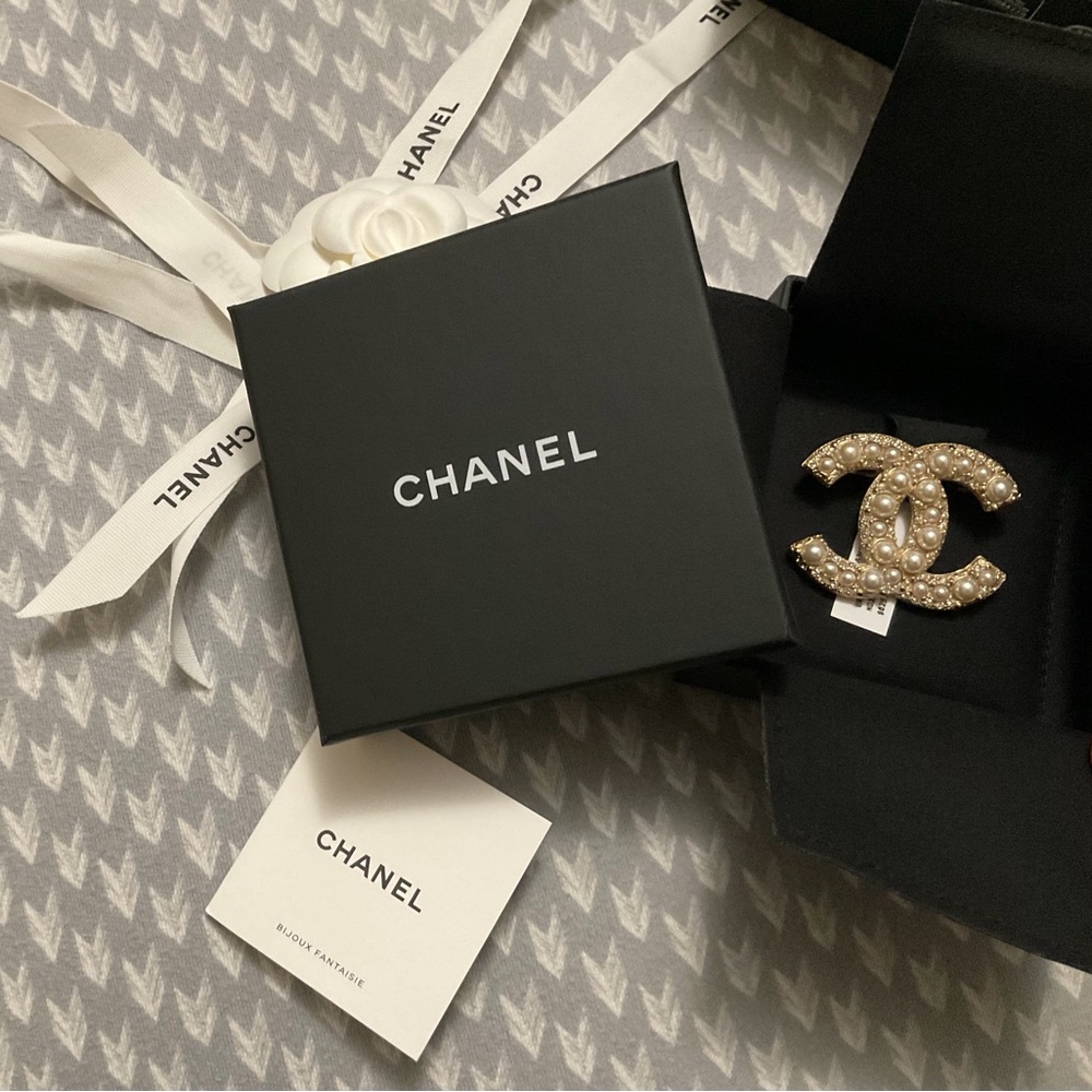 CHANEL “bijoux fantastie” brooch NEW WITH TAGS